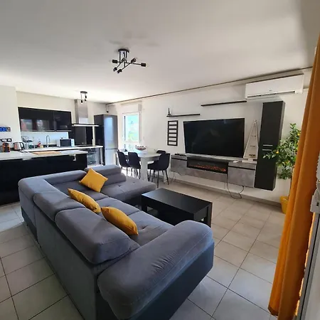 3 Pieces Avec Parking A Chez David Apartman